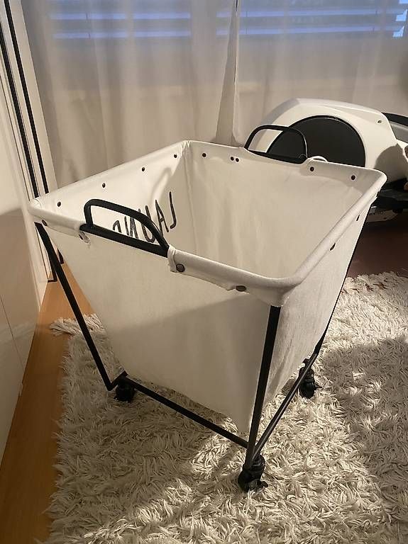 Maisons du monde Paniers à linge: Wäschekorb auf Rädern – D'occasion à Männedorf par nathi_o 2