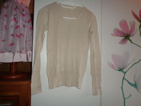 *** V- Ausschnitt Pullover ***  beige Knöpfe am Arm