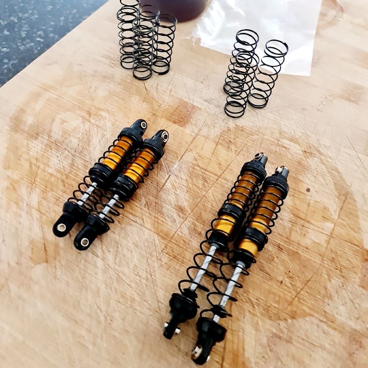 RC Kits de montage: RC Stossdämpfer Set, Top Zustand – D'occasion à Bauma par Pedro93