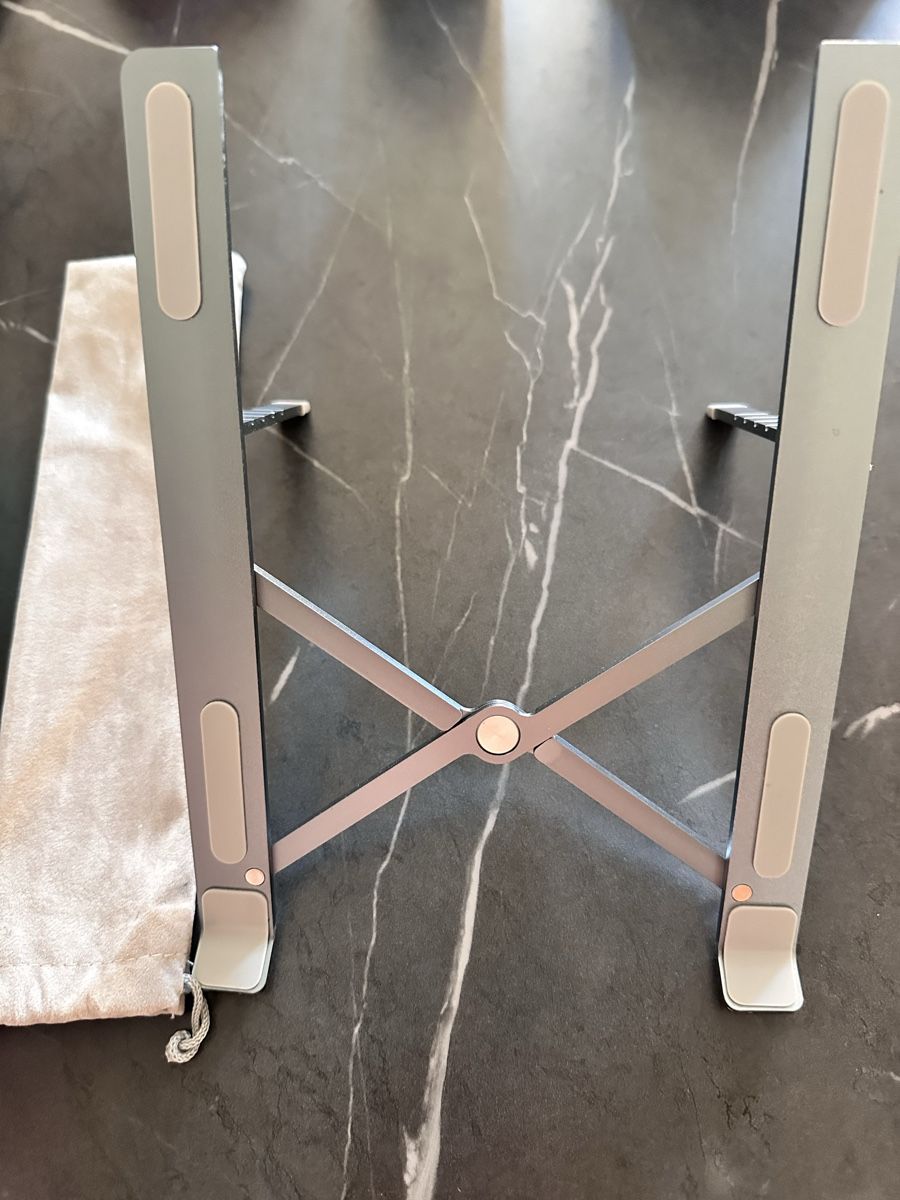 Racks & Cavalletti: Foldable Aluminium Laptop & iPad Stand with Pouch – Nuovo (secondo la descrizione) da Zürich venduto da ElissZurich