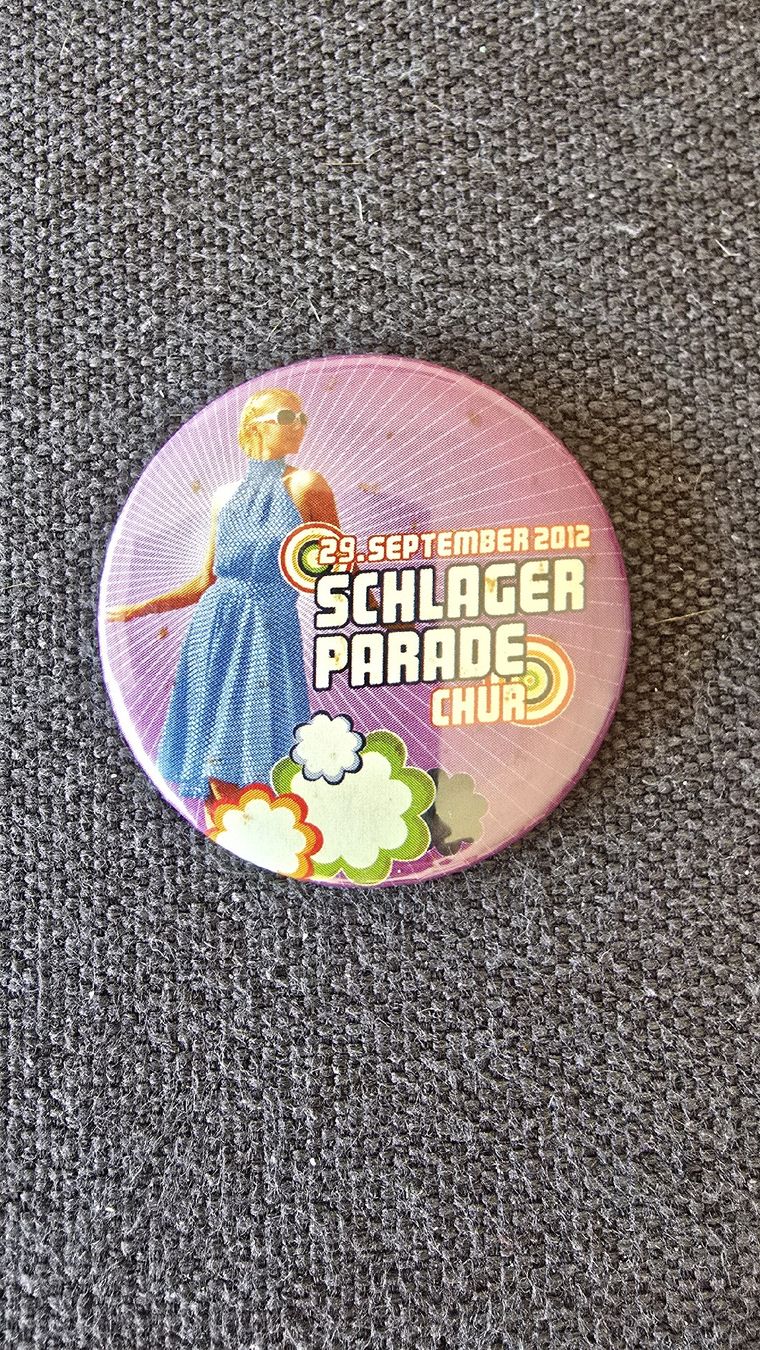 Broschen & Nadeln: Ansteckbutton Schlagerparade Chur 2012 – Gebraucht aus Triesen von Vanlie