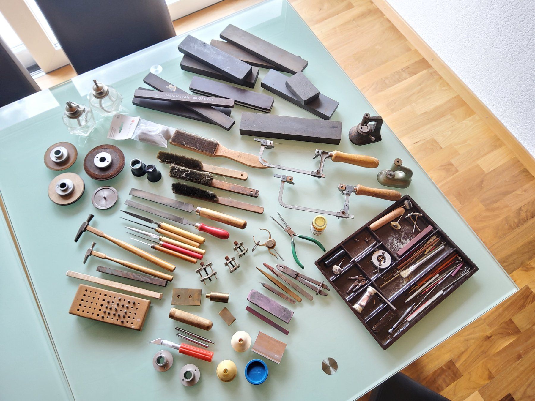Tutti gli attrezzi: Lot d'outils d'horlogerie  – Usato da Malleray venduto da Broc-Mo