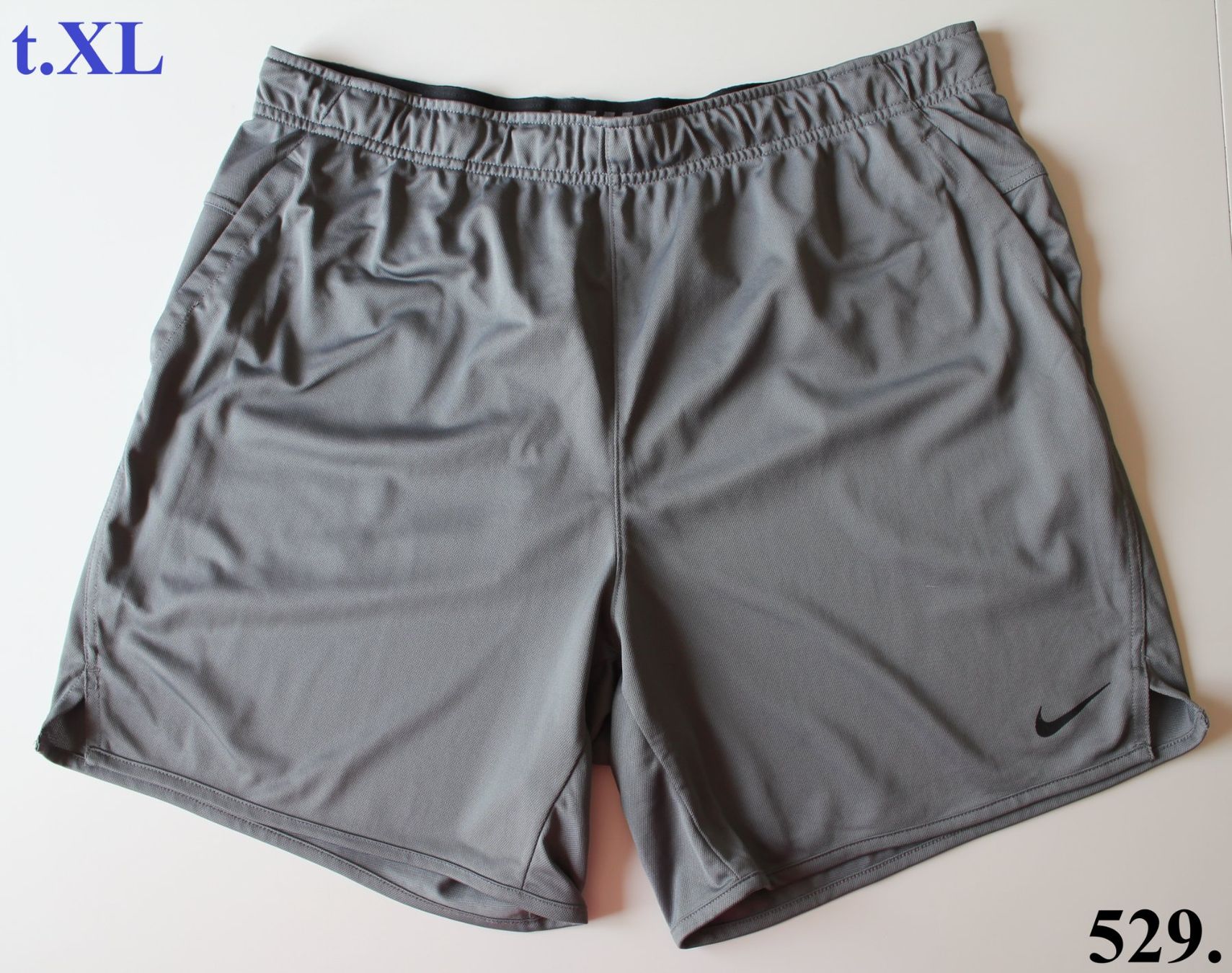 Nike Pantalons: Shorts Nike gris    t. XL – D'occasion à Peseux par Gilloss