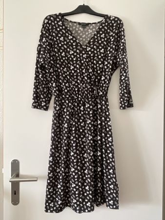 Kleid mit Blumen, Wickeloptik, Gr. 36/38