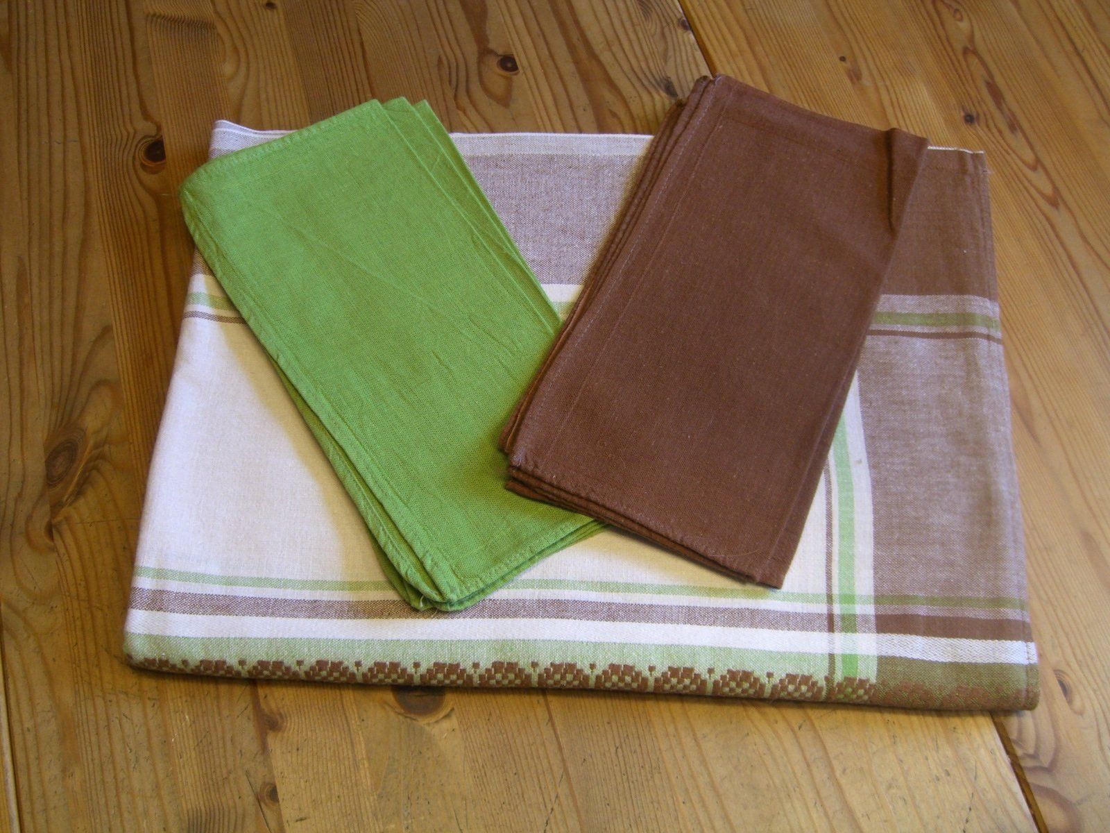Coperte: schöne Tischdecke mit 6 Servietten – Usato da Winterthur venduto da Gaia