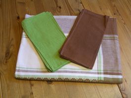 schöne Tischdecke mit 6 Servietten