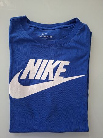T-shirt Nike bleu, taille L, parfait pour l'été!