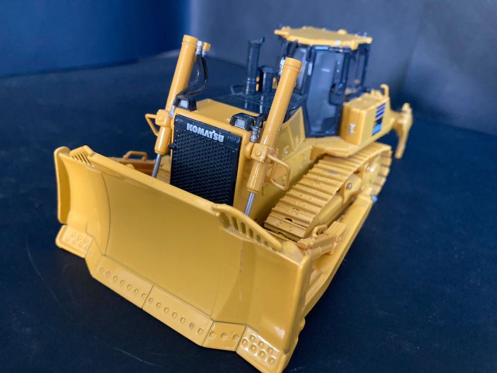 Universal Hobbies UH8009 1/50 Ölçek, Komatsu HD605 Saha Kamyonu, Sergilemeye Hazır Metal İş Makinası Modeli