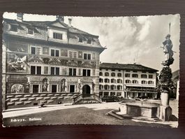 SCHWYZ Rathaus, Hauptplatz, Brunnen, Oldtimer, ungelaufen