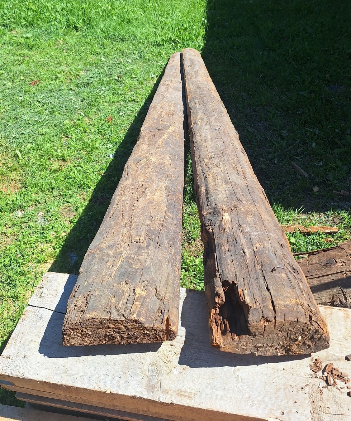 Articoli in legno: Alte Holzbalken 2 Stk. rustikal für Dekoration oder Bau – Usato da Bürglen UR venduto da Eidgenoss.1291 1
