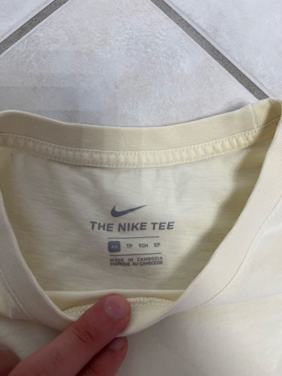 Nike T-shirt: T-shirt Nike jaune clair taille S – Nuovo (secondo la descrizione) da Delémont venduto da gabrielquintas9 1