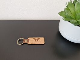 Holz-Schlüsselanhänger mit CUPRA Logo – Lasergravur