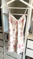 Sommerkleid mit Blumenprint & Spitze, Bershka, XS