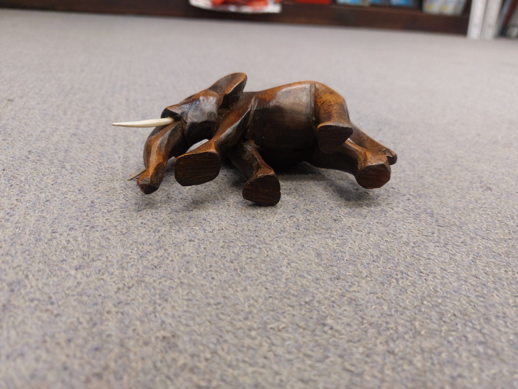 Statuette: Elefant, klein, H 8cm, aus Holz – Usato da Dietikon venduto da Wildtransporte 2