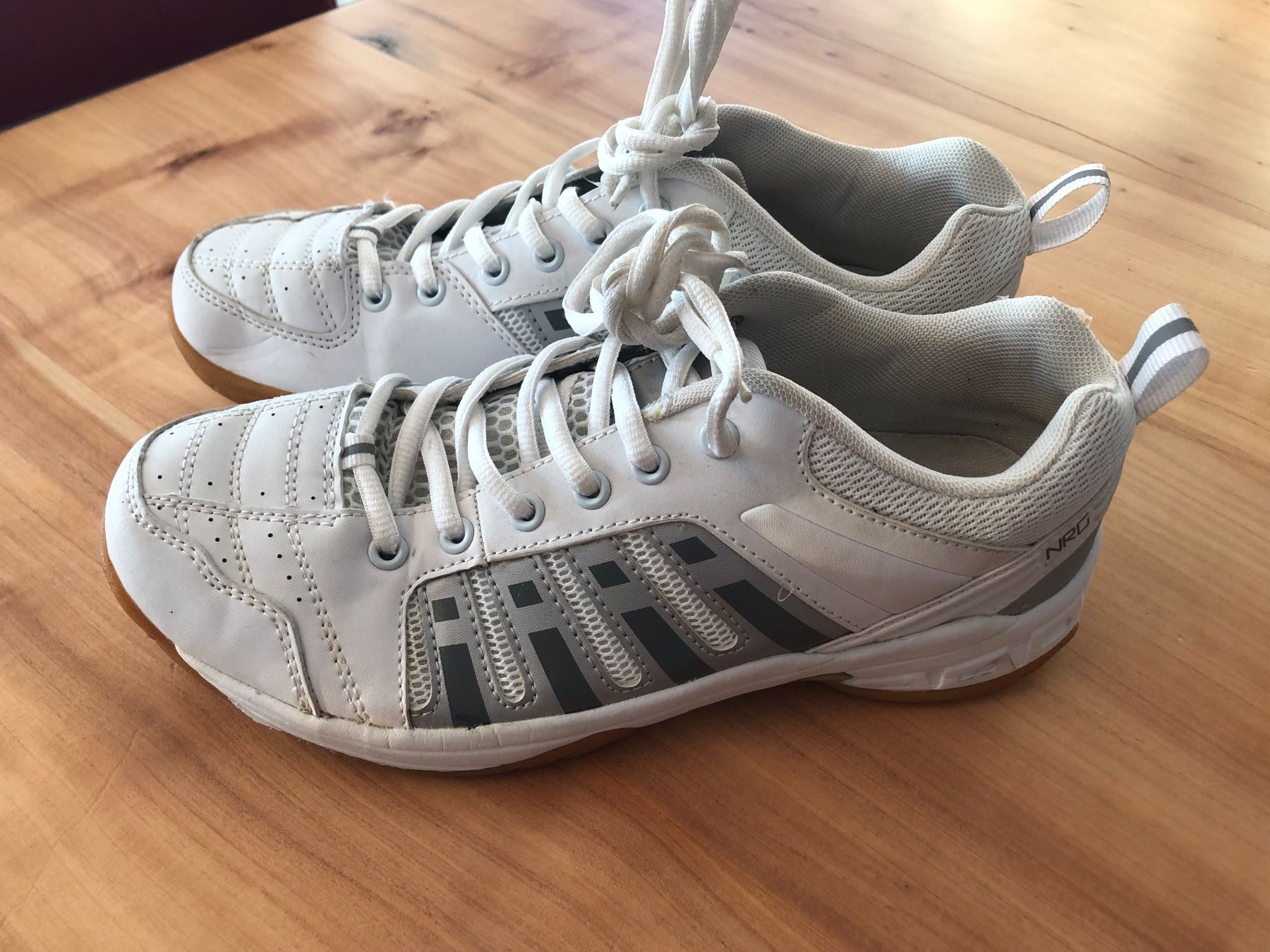 Scarpe da donna: Gut erhaltene Turnschuhe, Grösse 39, Weiss – Usato da Kaltbrunn venduto da lagone1 1