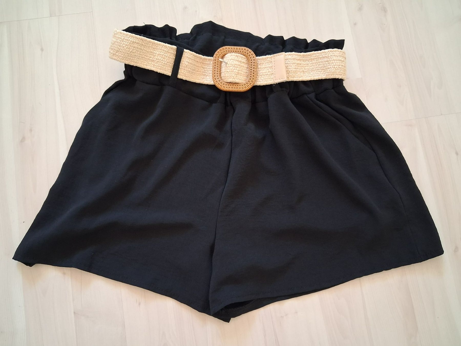 Pantalons: SCHWARZE SHORTS MIT GÜRTEL S – Neuf (Voir description) à langnau par Santos1411