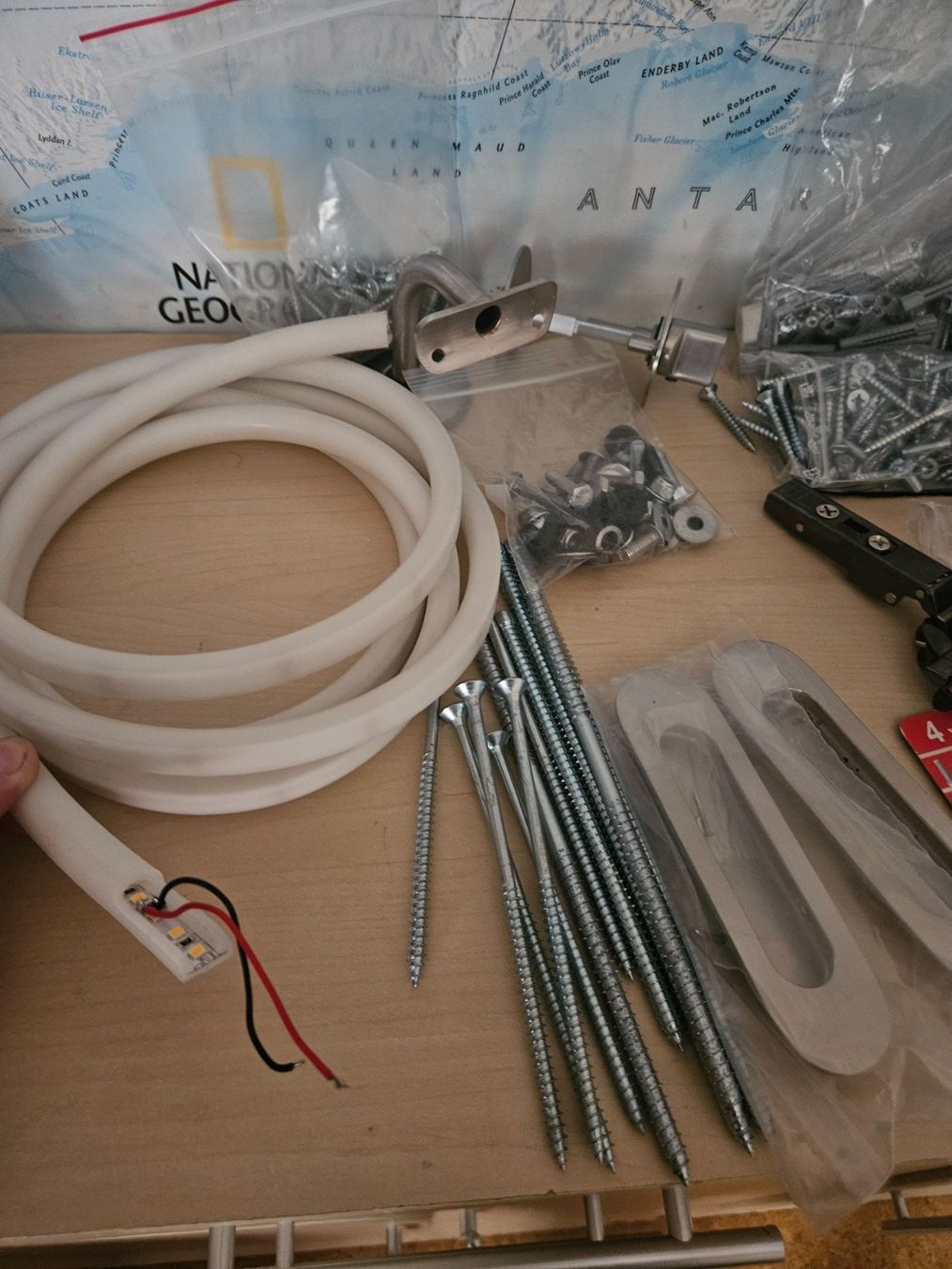 Alle Werkzeuge: Div. Schrauben, Bänder, Abdeckungen, Led Band, WC-Garnitur – Gebraucht aus Gommiswald von Bullhead 1