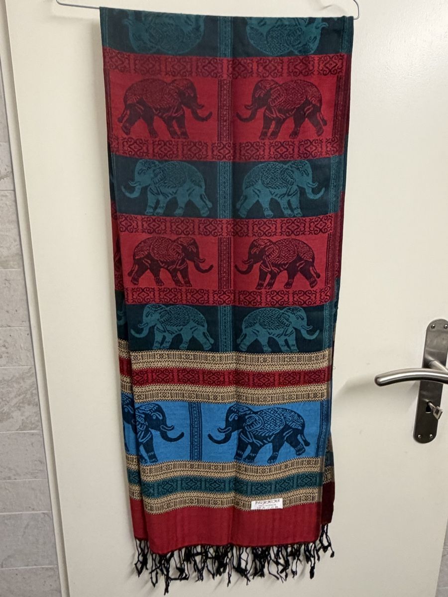 Foulards, Tücher & Schals: Pashmina Scarf Thai Elephant Pattern Red Blue Multi Color – Neu und originalverpackt aus Buttikon SZ von trz_6ht8