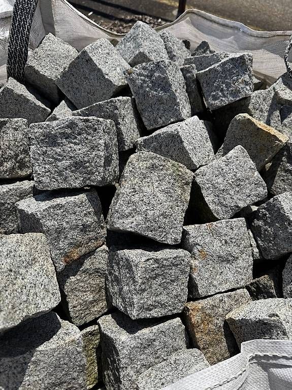 Pietre & tegole: Granitsteine Pflastersteine 10/10 – Usato da Unterkulm venduto da zetai