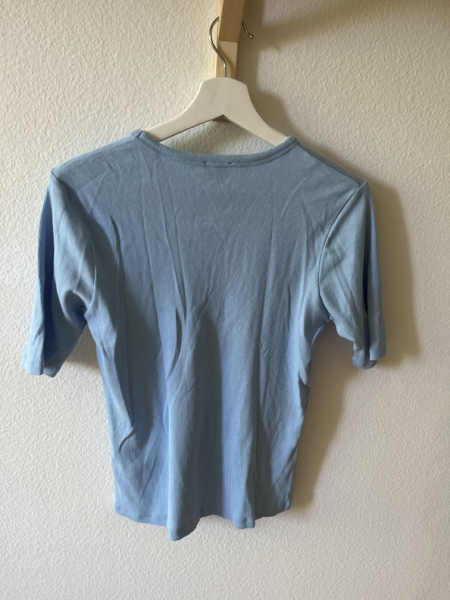 Naturaline Top: hellblaues Rippshirt – Usato da St. Gallen venduto da cor_c9lz 1