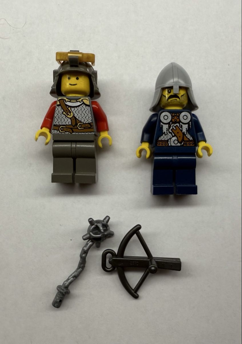 Lego Figuren: 2 seltene Lego Ritter Figuren mit Waffen – Gebraucht aus Rheinfelden von zim_2hqc