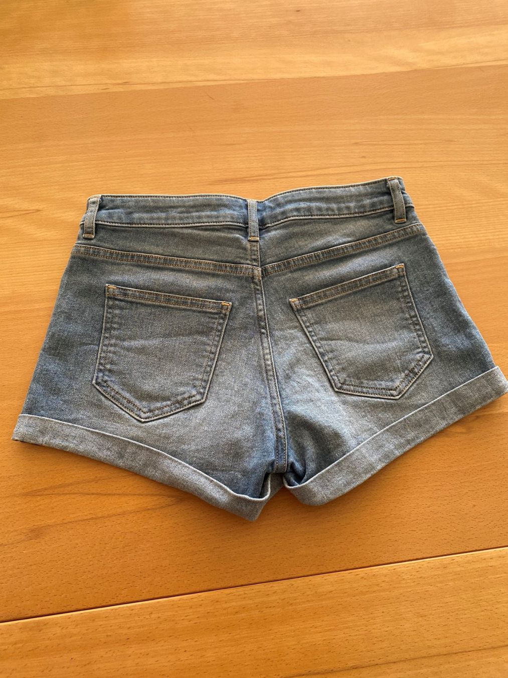 H&M Jeans: Short jeans H&M gr. 34 – Gebraucht aus Delémont von Petitlutin 1
