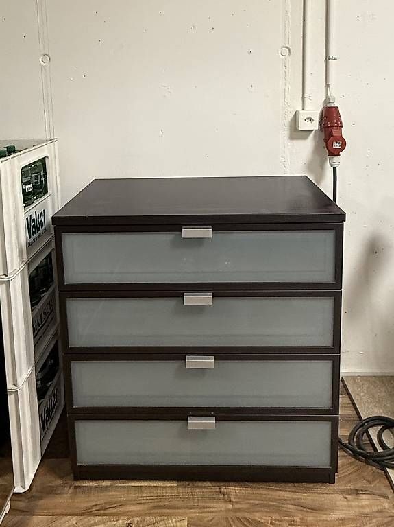 Commodes: Kommode mit 4 Schubladen, dunkelbraun – D'occasion à Wangen ZH par ClaLoh