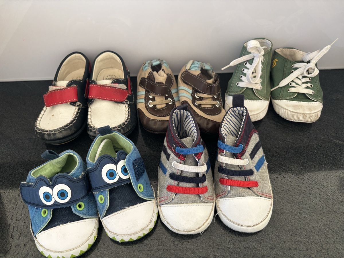Scarpe per ragazzi: Chaussures pour premier âge – Usato da Chapelle-s-Moudon venduto da vanesso