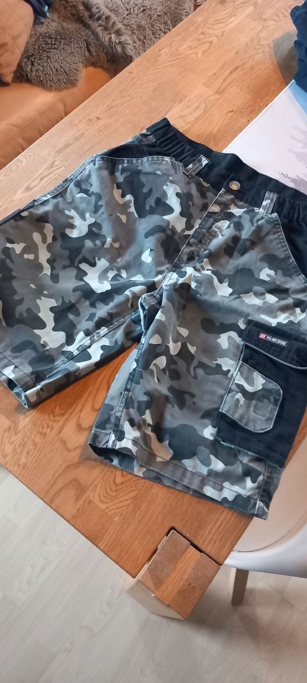 Pantaloni: Cool Camouflage Shorts, Grösse 50 – Usato da Rebstein venduto da bestforyou