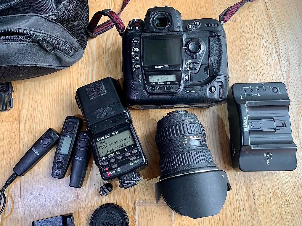Fotocamera: Nikon D2x DSLR mit Weitwinkel Objektiv und Blitz – Usato da Sargans venduto da TrickyHikr 4