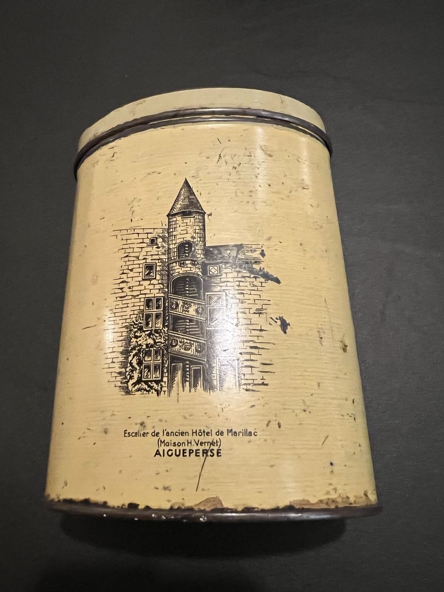 Zuccheriere: Antike Confiserie Blechdose, Pralinen Dose Aigueperse 50 – Usato da Lyss venduto da Schmuggler 1