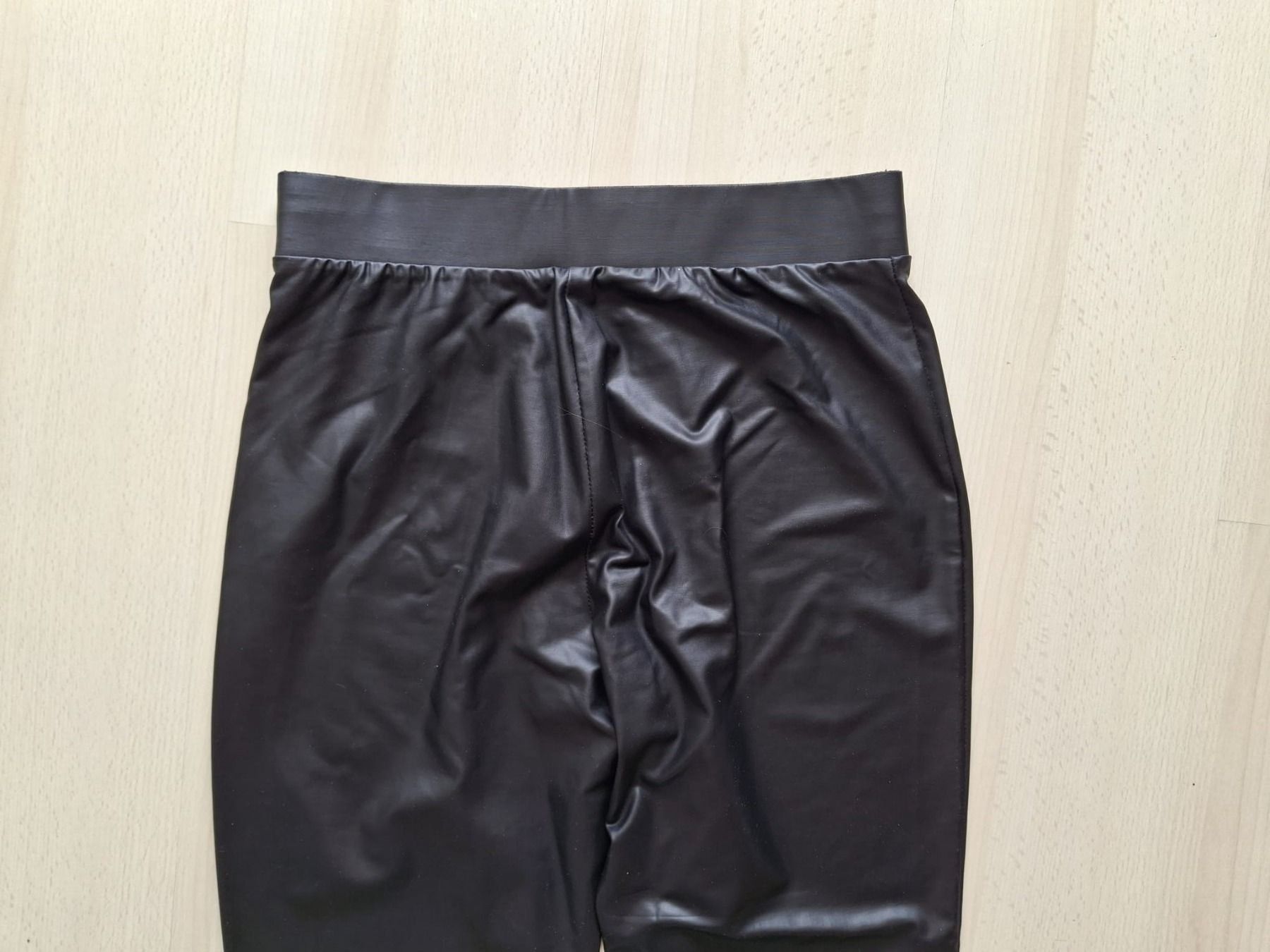 Pantaloni: Hose schwarz Gr. M, Leggings glänzend – Usato da Walterswil SO venduto da peiper2 2