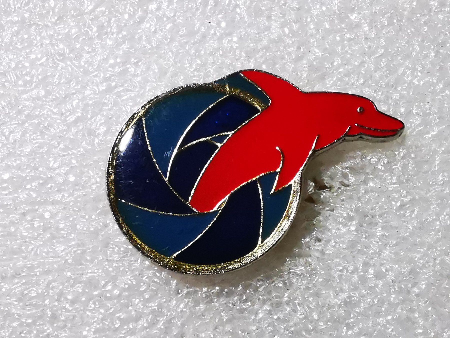 Placchette & Badge: Ansteckpin 136: Delfin – Usato da Oppligen venduto da Pin-Fall-Shop