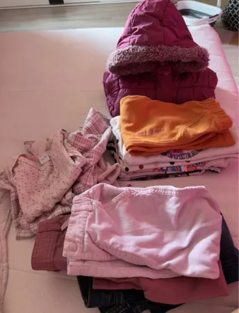 Lot de vêtements fille divers modèles taille 92-98