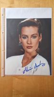 Alison Doody, Original Autogramm auf Foto in Farbe