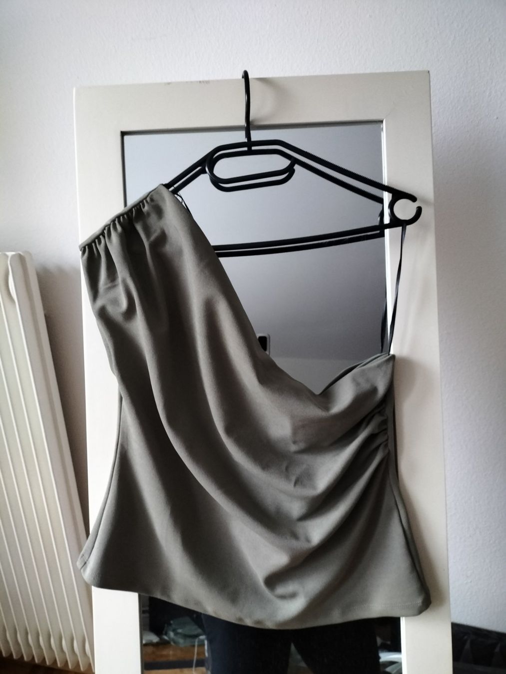 H&M Top: Top asymétrique vert kaki H&M L avec étiquette – Nuovo (secondo la descrizione) da Clarens venduto da fashionfou 2