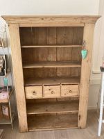 wunderschöner alter Schrank mit Tablaren und Schubladen