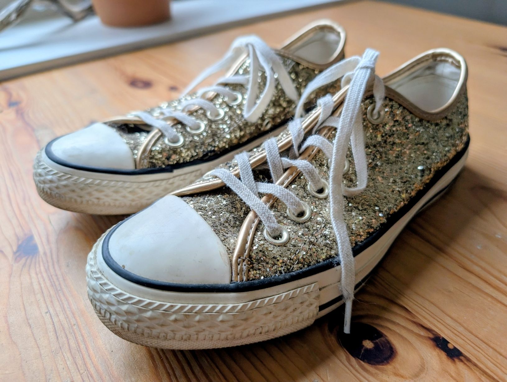 Converse Damenschuhe: Converses Gold gr. 37 – Gebraucht aus Horw von Lorhey