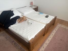 2 Betten aus Holz mit zwei Nachttischen gebraucht