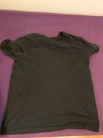 schwarzes T-shirt mit Schrift