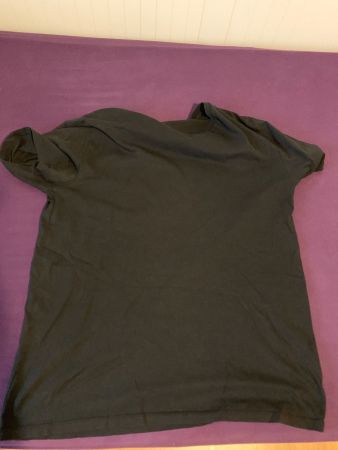 schwarzes T-shirt mit Schrift