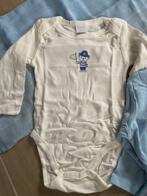 Lotti & Set di vestiti: NEUES Body, m. Pulli Gr. 62/68 u. Nuscheli – Nuovo (secondo la descrizione) da Staufen venduto da Nasli 2