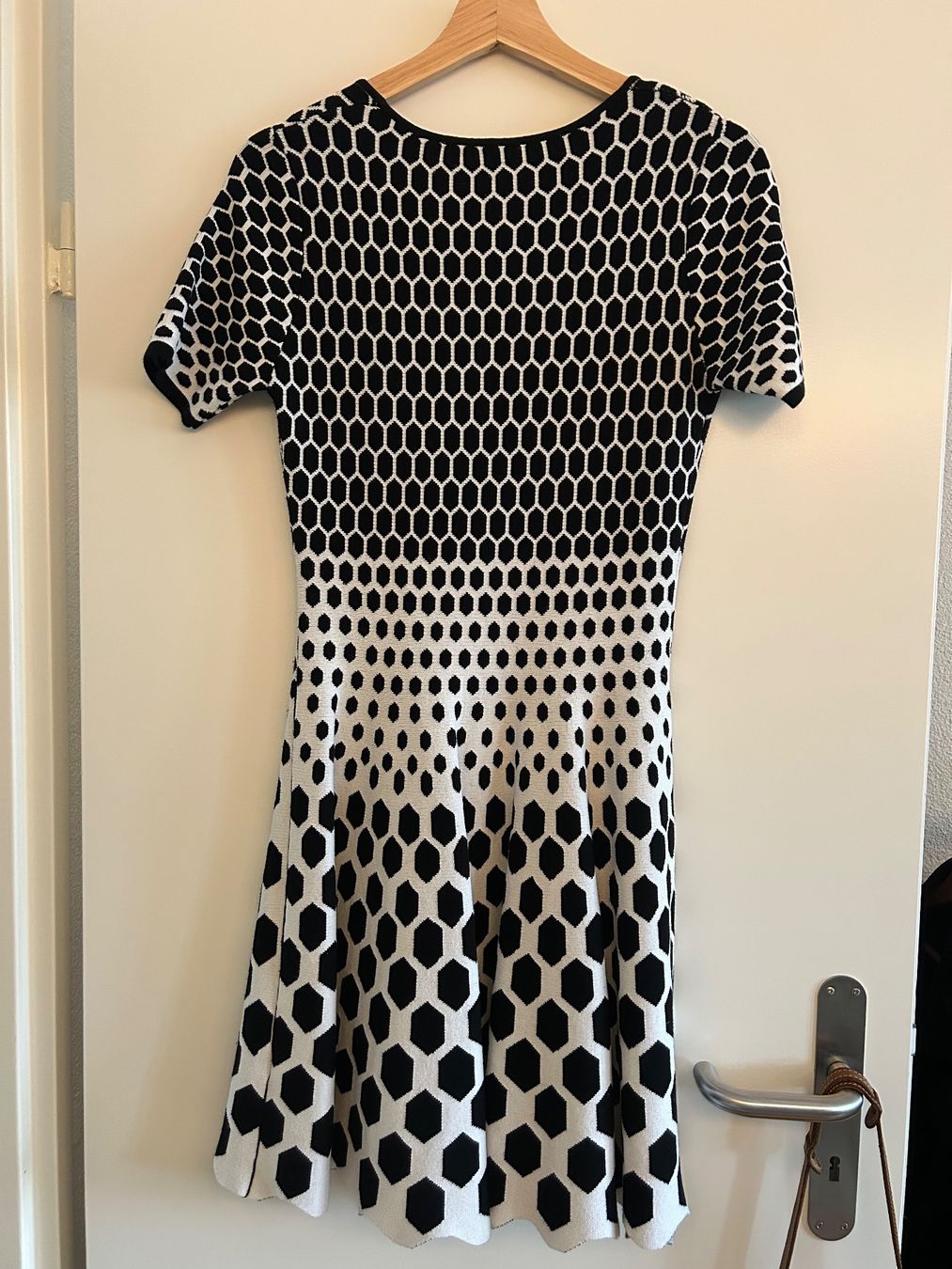 Diane von Furstenberg Vestiti: Diane von Furstenberg - Robe noire et blanche – Usato da Solothurn venduto da MO_C23 2