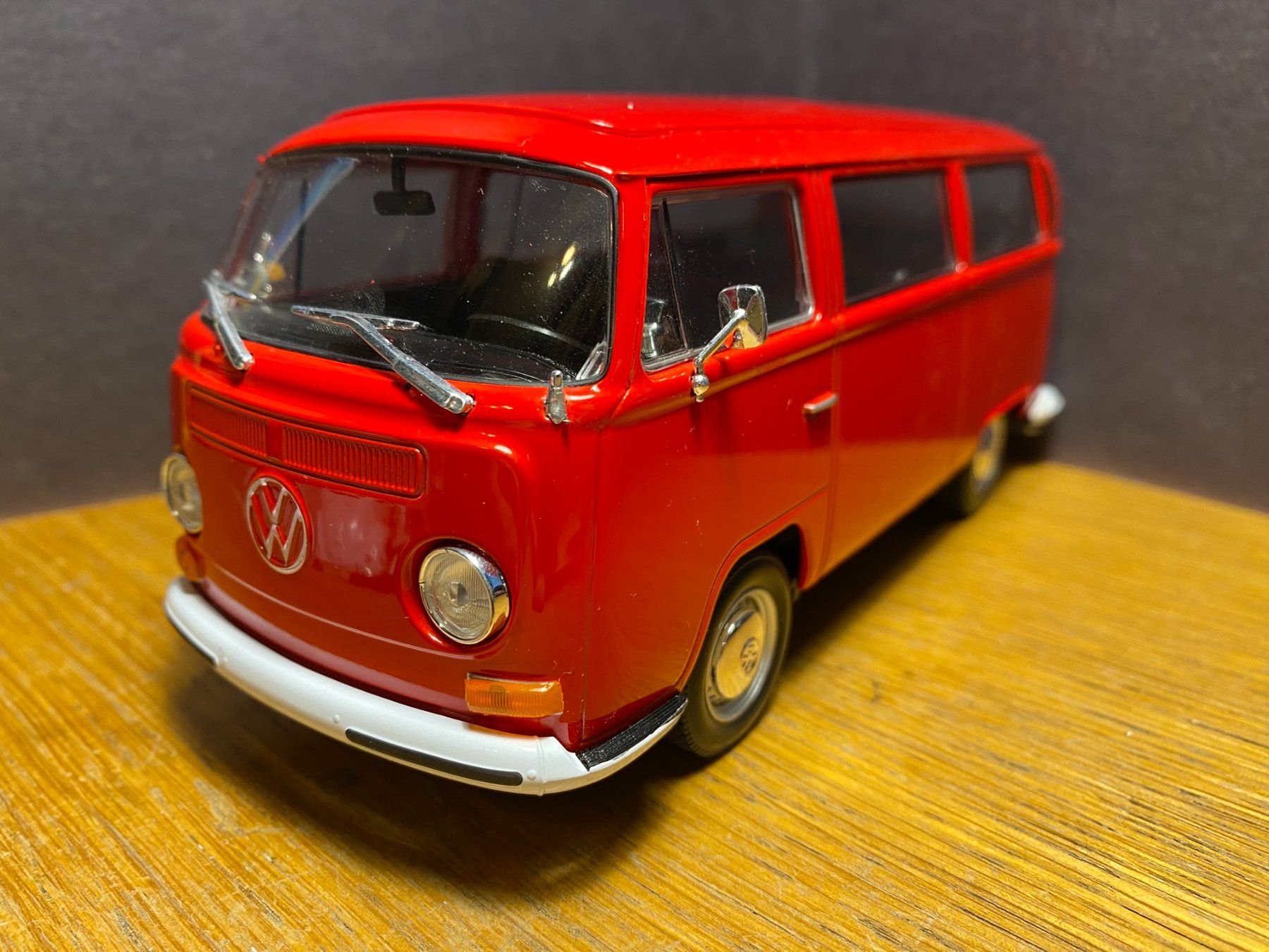 Welly Modellini d'auto: VW T2 Bulli - Welly 1:24 – Usato da Spiez venduto da Mlandcruiser 1