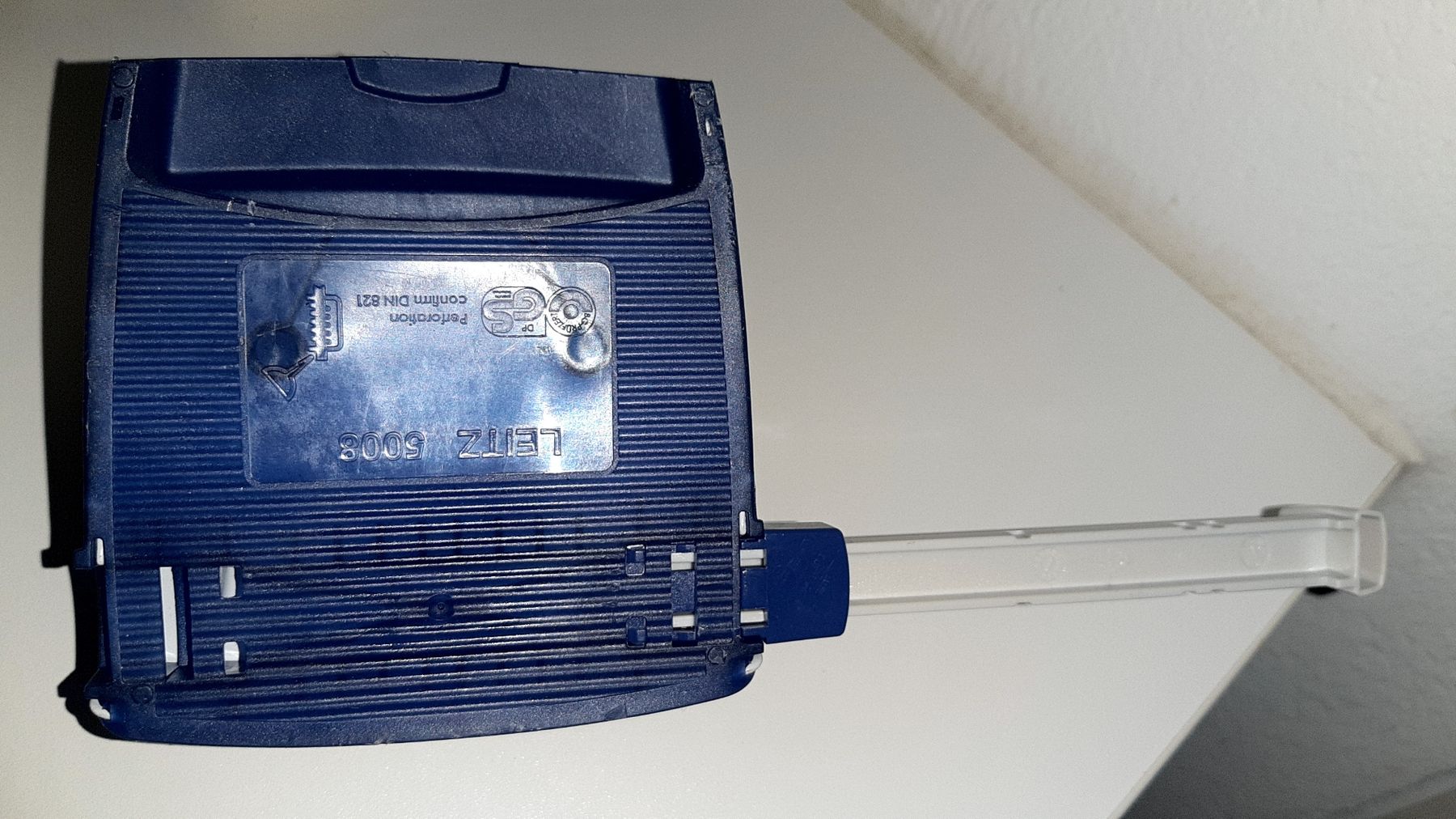 Raccoglitori: LEITZ 5008 Locher neu, blau – Nuovo (secondo la descrizione) da Kirchberg BE venduto da CZ09 3