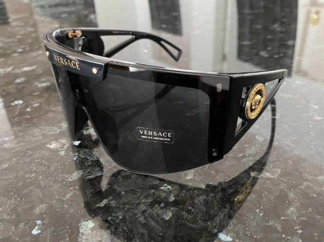 Versace Occhiali & Lenti: Versace Medusa Icon Shield Sonnenbrille – Usato da Staufen venduto da thurgauer1994