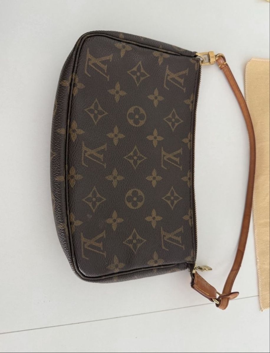 Louis Vuitton Sacs femmes: Vintage Louis Vuitton Pochette Accessoires Monogram – D'occasion à Reinach BL par jhe_8rdg