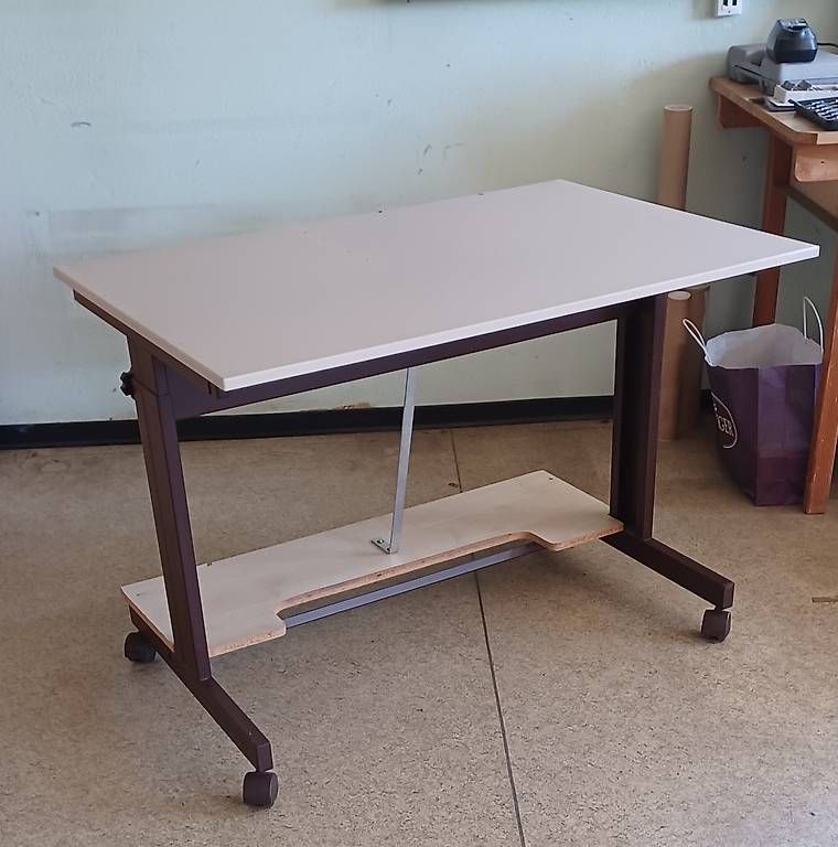 Tavoli: Table sur roulette réglable en hauteur – Usato da Bretigny-Morrens venduto da LaureLM