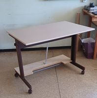 Table sur roulette réglable en hauteur
