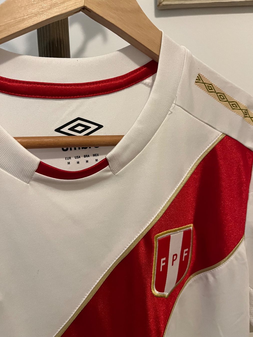 Umbro Canottiere & Pantaloni: 2018  Peru Home Shirt – Usato da Bern venduto da BigBeat 1